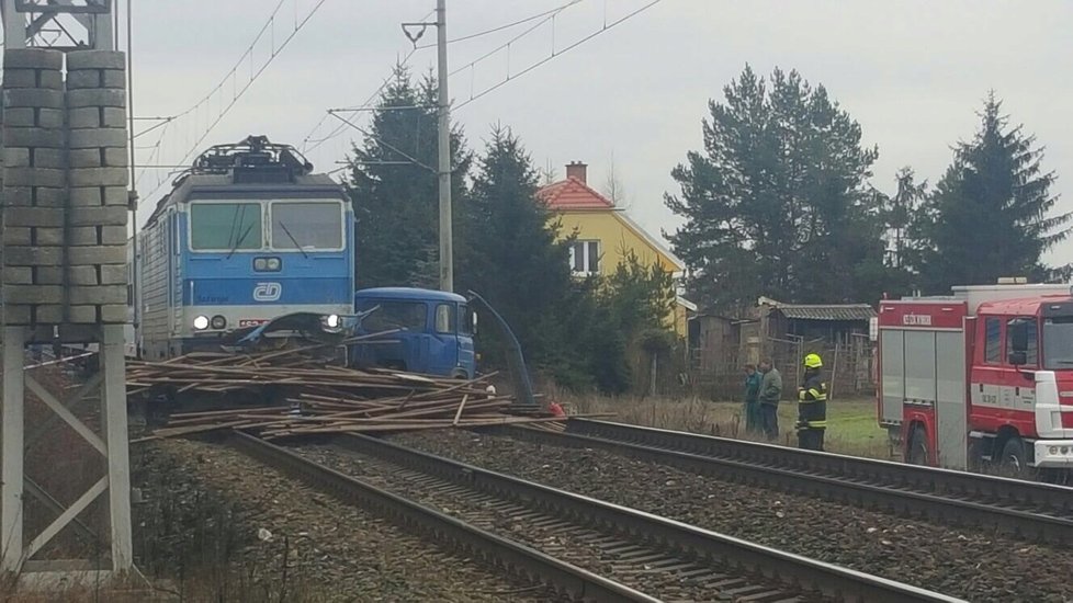 Další kamion se srazil s vlakem v Kostomlatech nad Labem.