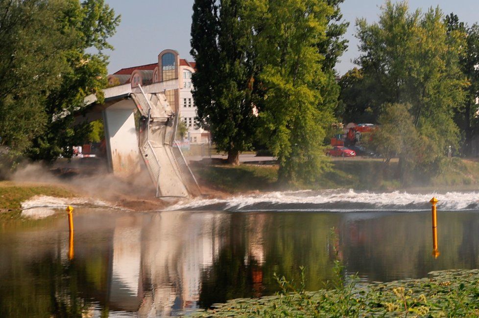 V Nymburce strhli nebezpečnou lávku.