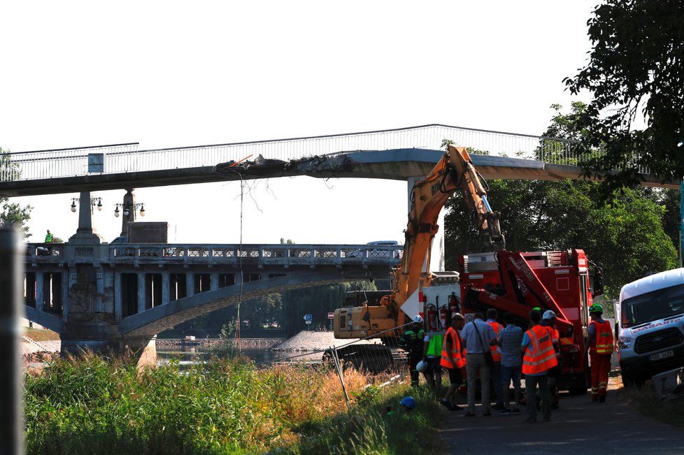 Lávka přes Labe v Nymburce se zřítila zhruba po hodině demoličních prací do řeky.