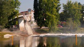 Lávka přes Labe v Nymburce se zřítila zhruba po hodině demoličních prací do řeky.