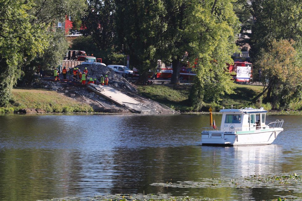 Odklízení trosek zdemolované lávky z Labe v Nymburku