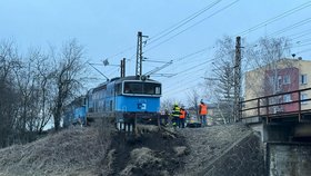 Vykolejená lokomotiva v Nymburce