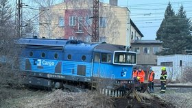 Vykolejená lokomotiva v Nymburce