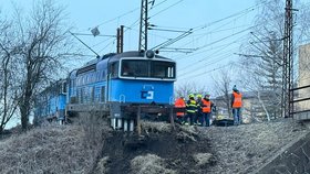 Vykolejená lokomotiva v Nymburce