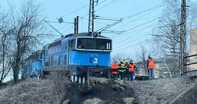 Vykolejená lokomotiva v Nymburce