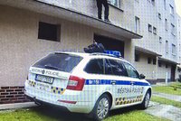 Hrůzný nález v nymburském bytě: Mrtvý muž na zemi, nemohoucí žena vedle něj!