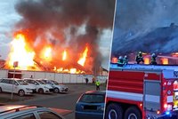 Ohromný požár v Nymburce: Halu u nádraží někdo zapálil úmyslně!