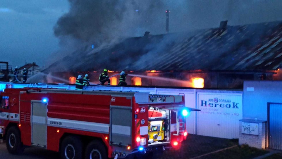 Mohutný požár v Nymburce: Plameny zachvátily bývalou výtopnu!