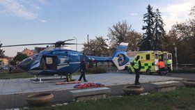 Popelářský vůz poranil starší cyklistku. Na místo pro ni přiletěl vrtulník.