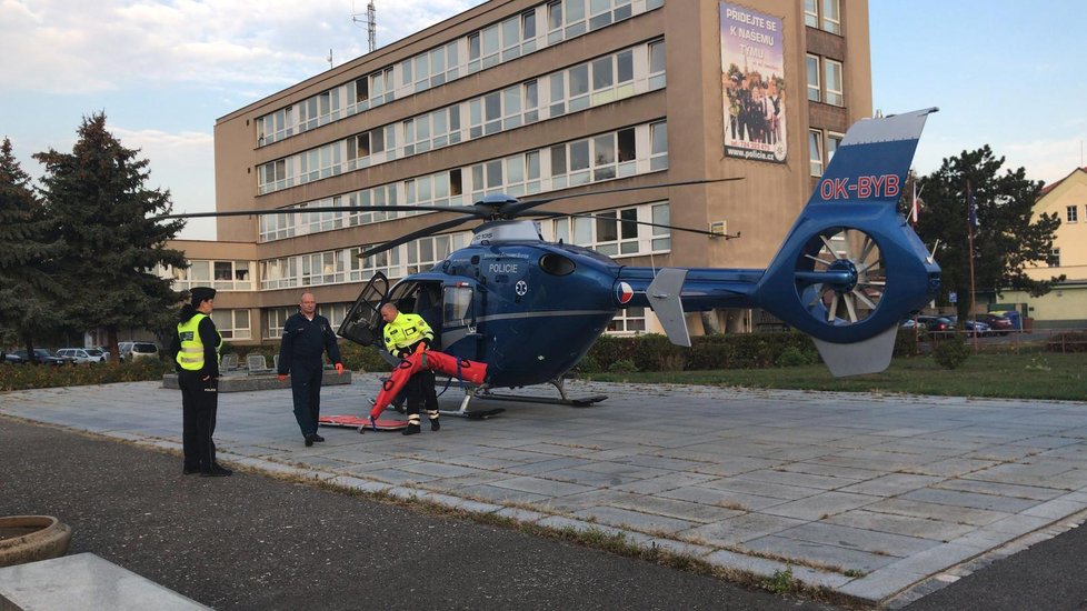 Popelářský vůz poranil starší cyklistku. Na místo pro ni přiletěl vrtulník.