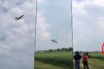Video zachycuje poslední okamžiky před pádem ultralightu na nymburském letišti.