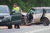 Tragická nehoda na Nymbursku: Při čelní srážce dvou aut zemřel řidič