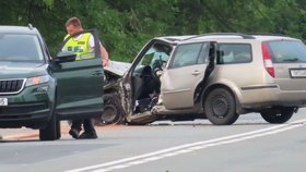 Tragická nehoda na Nymbursku. Čelní srážku aut nepřežil řidič.