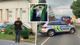 Řidič v Kostelní Lhotě srazil 4 chodce: Auto skončilo v domě, matku s dítětem transportoval vrtulník!