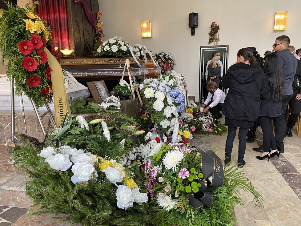 Rodina se loučí s Mášou (†23), jejím manželem Josefem (†24), synem Pepíčkem (†5) a bratrancem Martinem (†16). Zemřeli 27. dubna na přejezdu u Nýřan, kdy se jejich auto srazilo s motorákem.