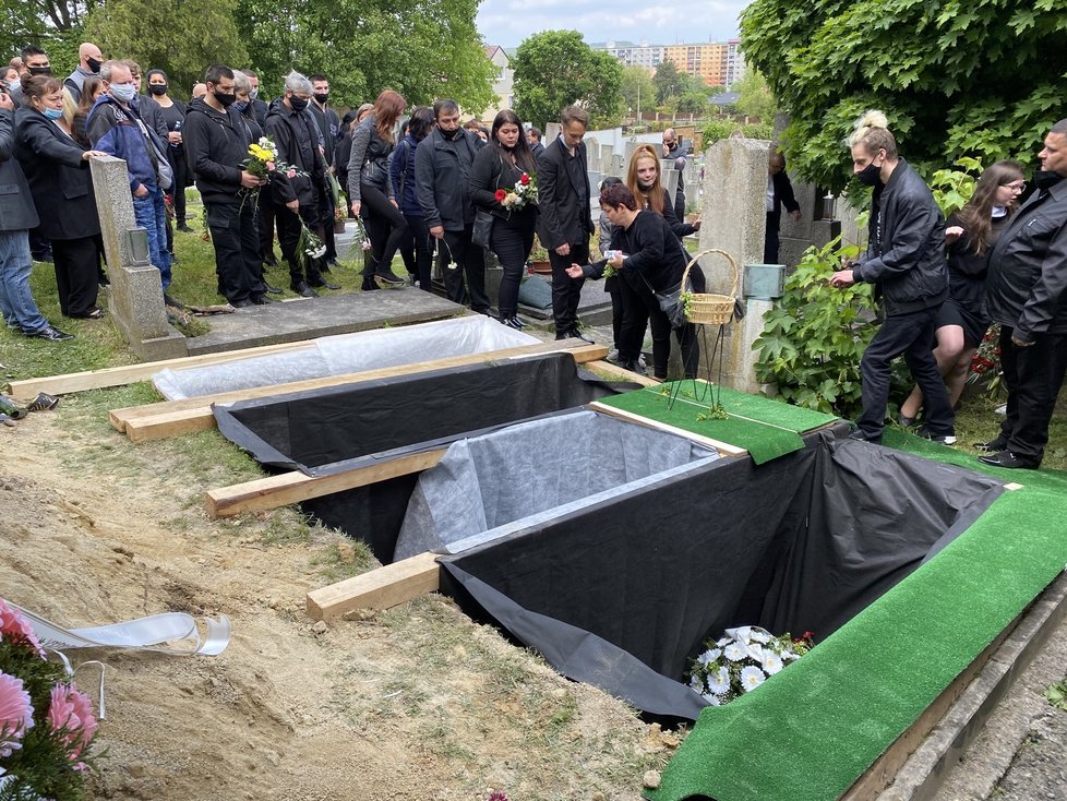 Rodina se loučí s Mášou (†23), jejím manželem Josefem (†24), synem Pepíčkem (†5) a bratrancem Martinem (†16). Zemřeli 27. dubna na přejezdu u Nýřan, kdy se jejich auto srazilo s motorákem.