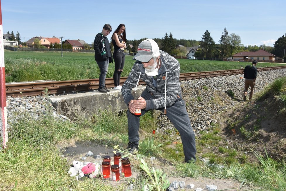 Otec řidiče Josefa (†24), tchán mrtvé Máši († 23) a dědeček mrtvého Martina (†16) zapálil na místě tragédie smuteční svíčku.