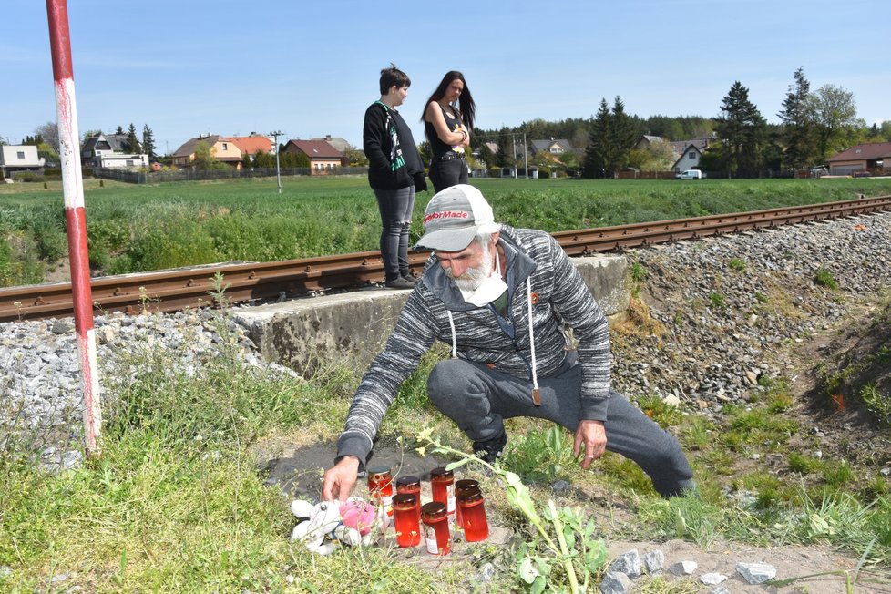 Otec řidiče Josefa (24), tchán mrtvé Máši († 23) a dědeček mrtvého Martina (†16) zapálil na místě tragédie smuteční svíčku.