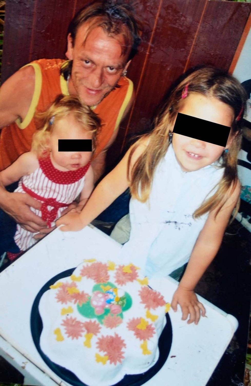Tatínek dvou holčiček se oběsil kvůli nařčení z pedofilie.