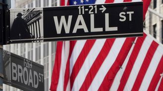 Wall Street je přecpaná akvizičními stopaři. Se dvěma biliony dolarů se pouští po jakékoli stopě