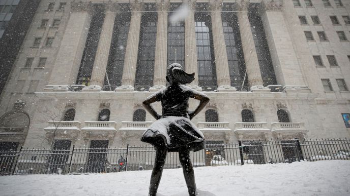 Socha Nebojácné dívky na Wall Street před budovou newyorské burzy.