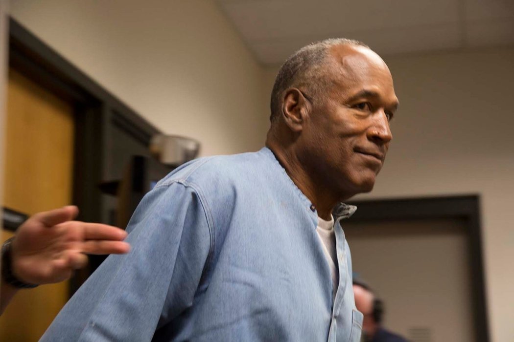 O. J. Simpson nebyl jen vynikající hráč amerického fotbalu, ale také nadaný herec. Život mu překazilo deset let ve vězení, které tam strávil za dvojnáosbnou vraždu plnou otazníků...