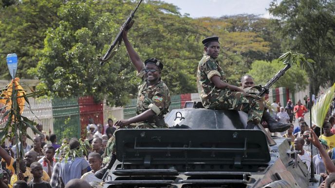 O moc v Burundi soupeří armáda a jednotky věrné prezidentovi
