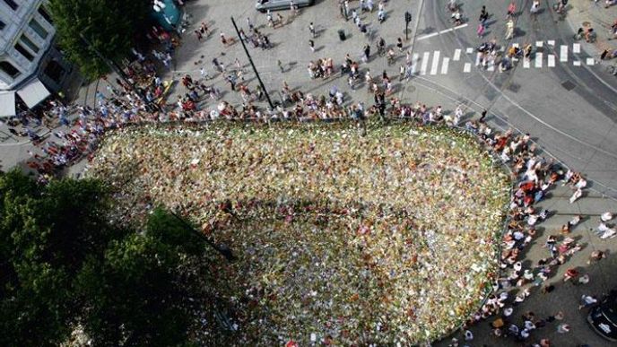 O slo stále pokrývají květiny
i smutek a děs nad masovou
vraždou, k níž se přiznal
Anders Breivik. S odstupem
dvou týdnů je však už možné klást
si hlubší otázky než „proč“, které
rezonovalo společností i médii
v prvních dnech po útoku. Lze v tragédii nalézt poučení? Jak lze snížit
riziko opakování podobného činu?