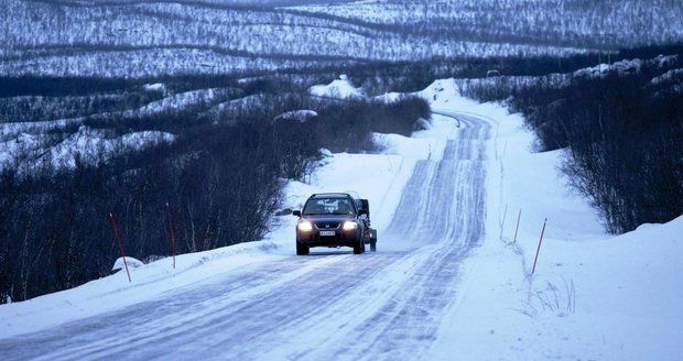 Mlhy, sníh a -20 °C: Na českých silnicích to pořádně klouže