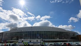 Pražští policisté představili ojedinělý projekt, v rámci kterého se zaměří na podvodníky s falešnými lístky na hokejové zápasy mistrovství světa. (16. duben 2024)