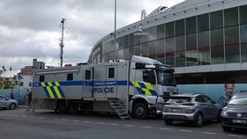 Policejní kamion před O2 Arenou! Šmelináři s falešnými lístky budou mít v rámci hokejového mistrovství utrum