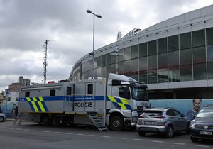 Pražští policisté představili ojedinělý projekt, v rámci kterého se zaměří na podvodníky s falešnými lístky na hokejové zápasy mistrovství světa. (16. duben 2024)