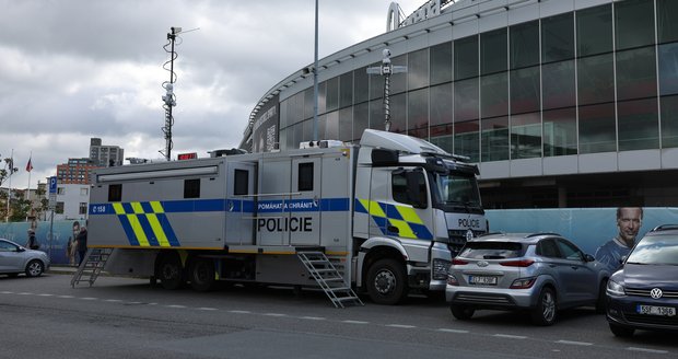 Policejní kamion před O2 Arenou! Šmelináři s falešnými lístky budou mít v rámci hokejového mistrovství utrum