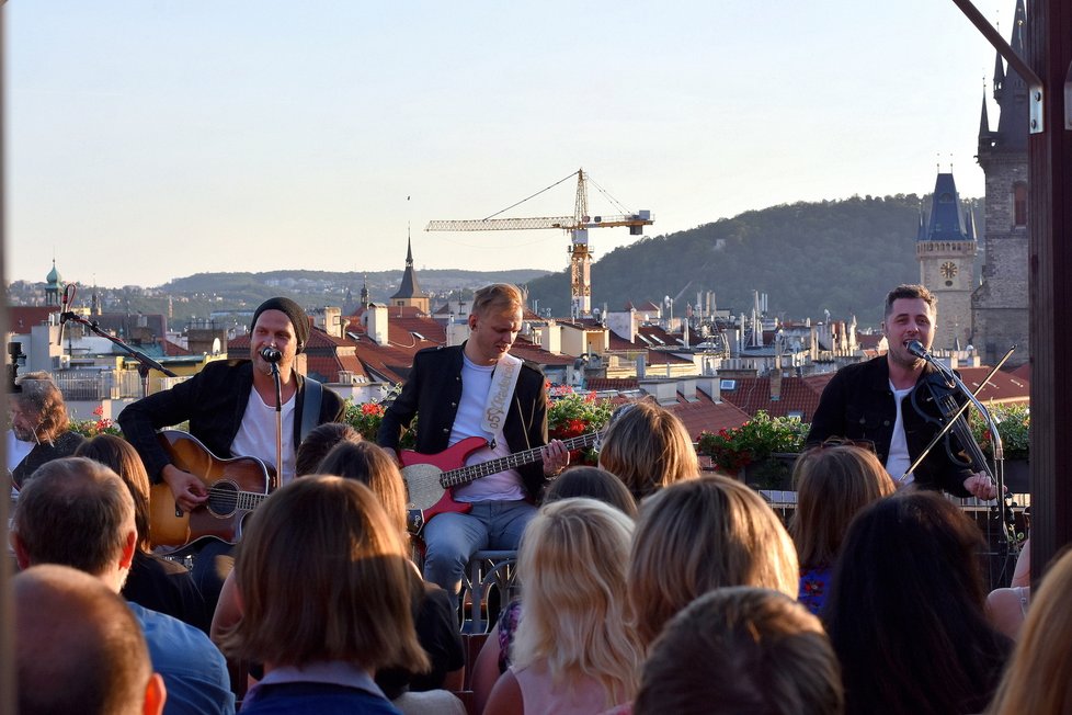 Kapela O5 a Radeček zahraje svůj poslední koncert Turné na střechách v Olomouci.