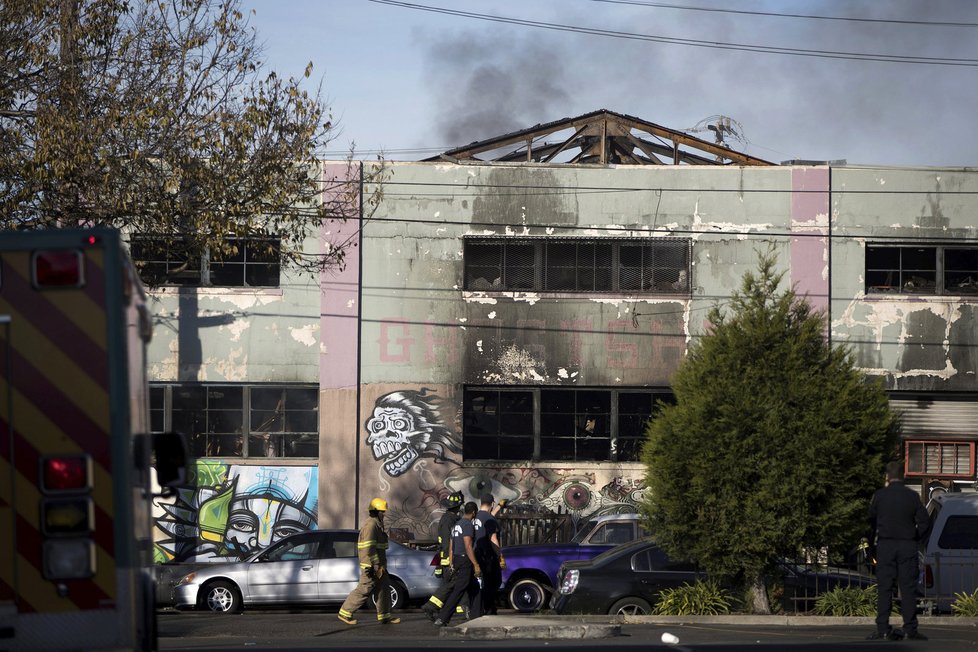 Při tragickém požáru v Oaklandu zahynulo mnoho lidí.