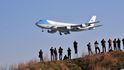 Air Force One s americkým prezidentem Barackem Obamou přistává v Praze (2010) Air Force One s americkým prezidentem Barackem Obamou přistává v Praze (2010)
