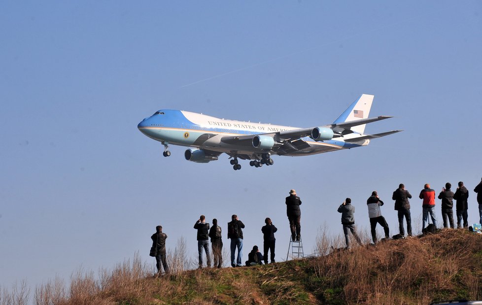 Air Force One s americkým prezidentem Barackem Obamou přistává v Praze