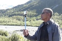 Obama dobyl Severní pól: Nejdříve fotka selfie tyčí, pak taneček s dětmi