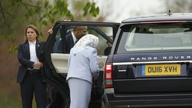 Americký prezident Barack Obama nasedá dopředu, britská královna Alžběta II. dozadu.