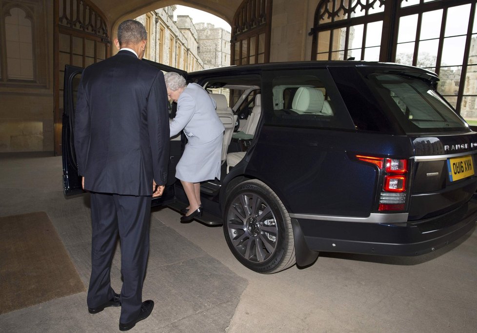 Barack Obama už je venku z auta, Alžběta II. teprve vysedá.