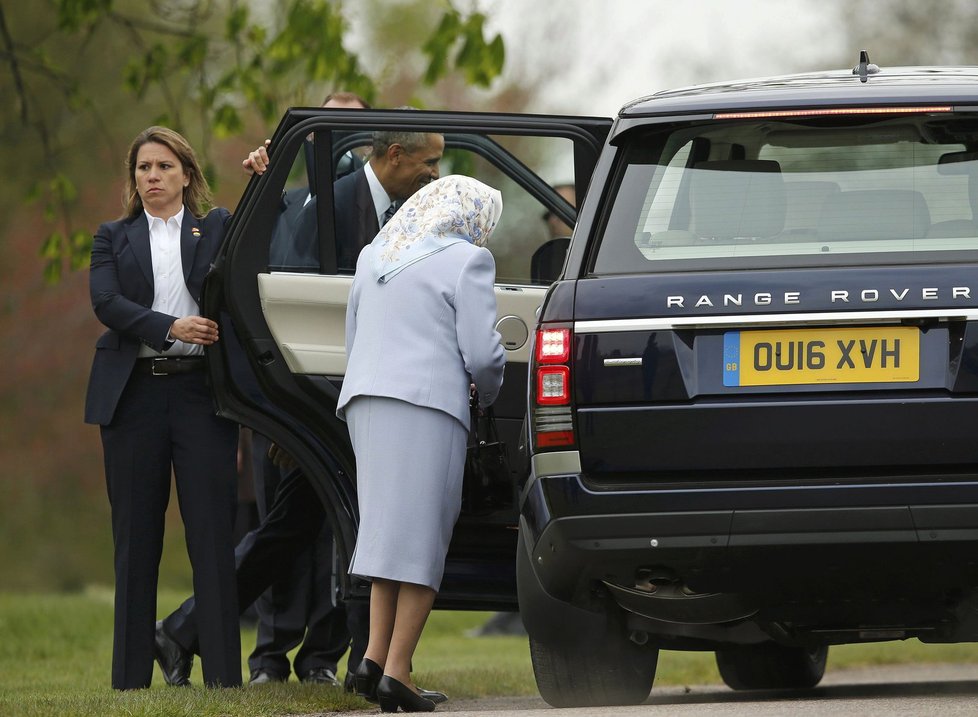 Americký prezident Barack Obama nasedá dopředu, britská královna Alžběta II. dozadu.