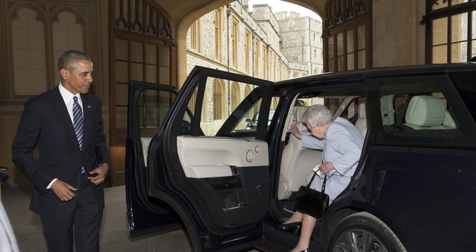 Obama přiletěl na oběd za Alžbětou II. Kolem limuzíny byl trochu zmatek.