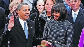 Barac Obama skládá iaugurační přísahu.