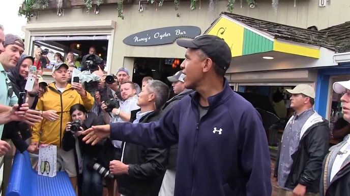 Barack Obama v restauraci Nancy´s, kde byla na brigádě jeho dcera Sasha.