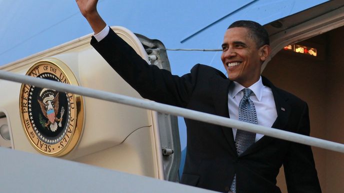 Barack Obama při odletu s Washingtonu směr Praha