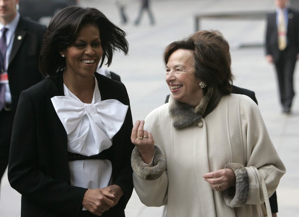 Michelle Obamová si povídá s Livií Klausovou.