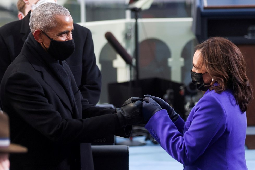 Barack Obama gratuluje Kamale Harrisové při její inauguraci, 20. ledna 2021.