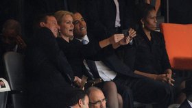 Britský premiér, jeho kolegyně z Dánska a americký prezident si udělali společnou fotečku. Michelle se to ovšem nelíbilo.