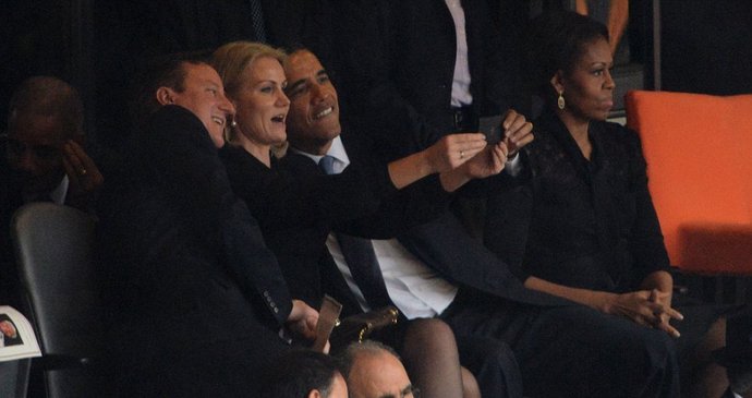 Britský premiér, jeho kolegyně z Dánska a americký prezident si udělali společnou fotečku.