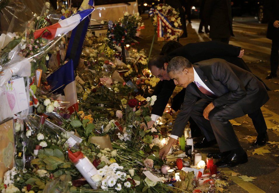 Prezident USA Obama a Francie Hollande uctívají památku obětí teroristů.
